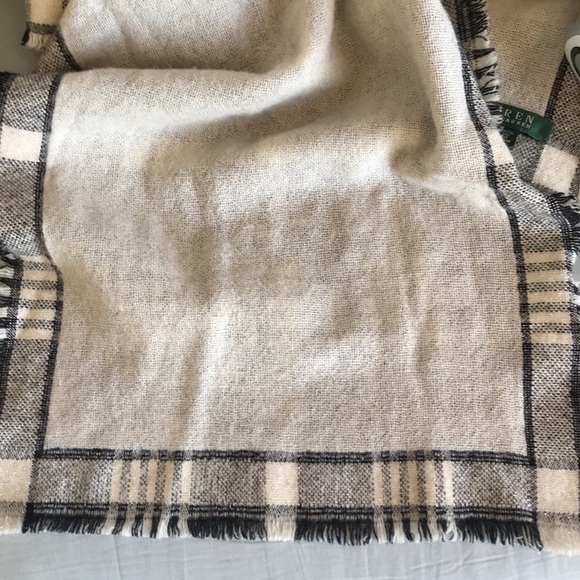 Lauren Ralph Lauren 100 % lambs wool black & cream plaid scarf with fringe trim - Picture 7 of 8